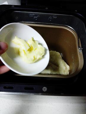 选择自定义和面键，15分钟后.放入软化的黄油，继续和面20分钟