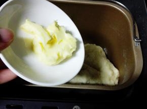 选择自定义和面键，15分钟后.放入软化的黄油，继续和面20分钟