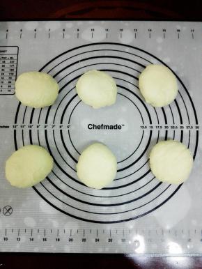 取出发酵好的面团，排气后,分成均匀的6个面团，静置15分钟