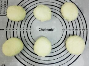 取出发酵好的面团，排气后,分成均匀的6个面团，静置15分钟