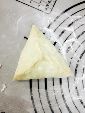 提起三边，捏紧，包成三角包，翻身