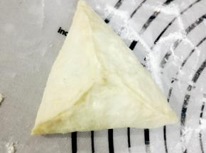 提起三边，捏紧，包成三角包，翻身