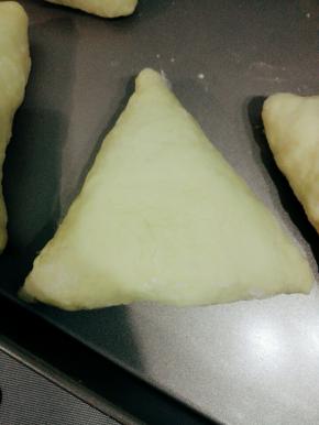 依次做好6个三角包，放入烤盘进行二发，现在夏天，室温三十几度，所以我直接室温发酵，约40分钟