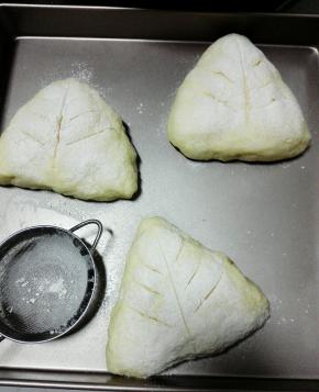 发酵好后，在表面筛一层粉，用刀划几道