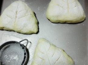 发酵好后，在表面筛一层粉，用刀划几道