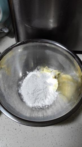 将软化好的35克黄油加入40克糖粉，用刮刀拌匀，再用电动打蛋器低速打散