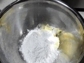 将软化好的35克黄油加入40克糖粉，用刮刀拌匀，再用电动打蛋器低速打散