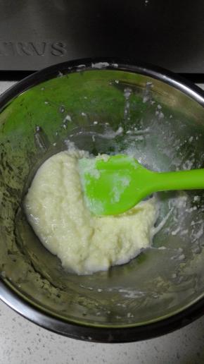 分三次加入蛋白，每次都要完全搅拌均匀，搅拌好的状态，应该是浓稠的液态