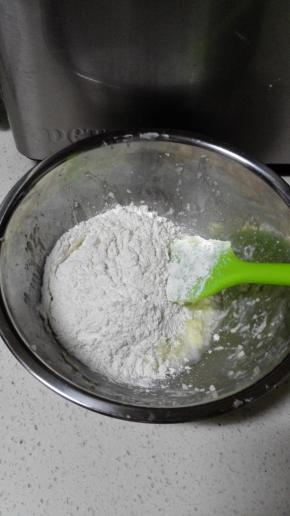 筛入低粉，加入盐