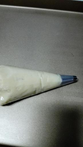 用刮刀拌匀，装入有裱花嘴的裱花袋中