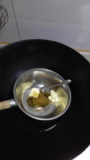 将软化好的20克黄油，和麦芽糖一起放入奶锅中，隔热水加热至化成液态