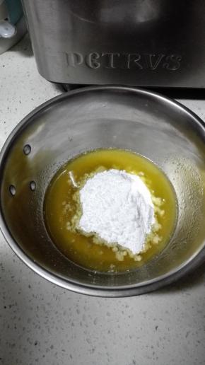 关火，加入糖粉，用刮刀拌匀