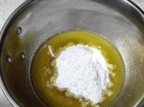 关火，加入糖粉，用刮刀拌匀