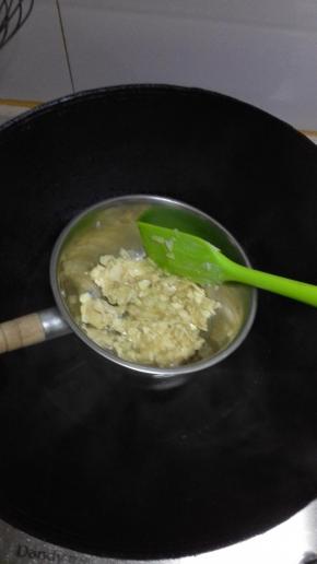 加入杏仁片拌匀，留在盆内利用热水的余温保温