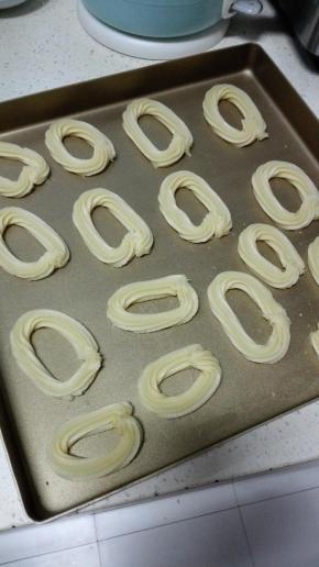 将饼干面糊装入裱花袋中，在烤盘上挤上长4CM，宽2CM的椭圆形圈