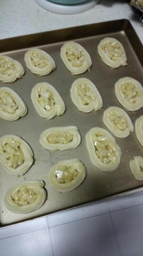 用汤匙挖一些馅料填入饼干圈内，不要填太满