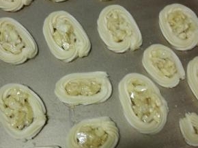 用汤匙挖一些馅料填入饼干圈内，不要填太满