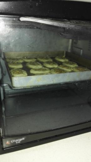 烤盘放入预热好的烤箱中层，180度上下火20分钟