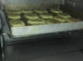 烤盘放入预热好的烤箱中层，180度上下火20分钟