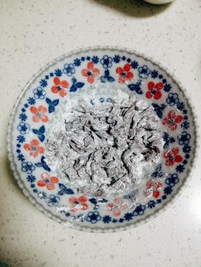 蔓越莓干切碎后，用低粉拌匀备用，筛掉多余的粉
