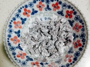 蔓越莓干切碎后，用低粉拌匀备用，筛掉多余的粉