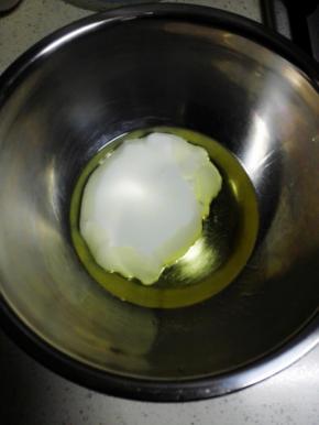 蛋黄和蛋清分离在两个无水无油的盆中，蛋白盆放入冰箱冷藏备用（也可不放）.
空盆内放入玉米油和酸奶，用手动打蛋器搅拌均匀