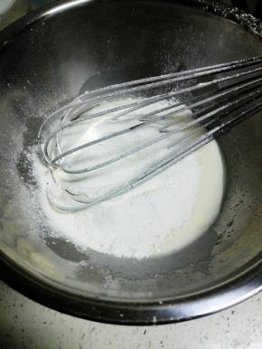 低粉过筛两次后，加入玉米油酸奶混合物