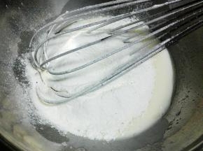 低粉过筛两次后，加入玉米油酸奶混合物