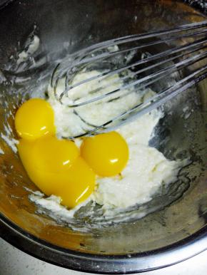 加入蛋黄，搅拌均匀
