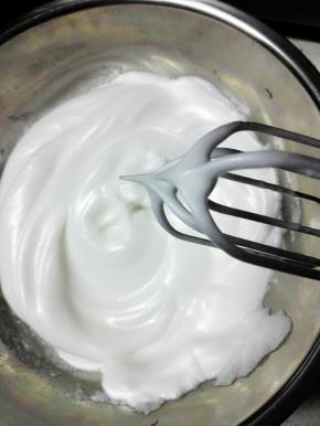 取出蛋白，加入几滴柠檬汁后，用电动打蛋器打至粗泡，再分三次加入细砂糖，将蛋白打至干性发泡，提起打蛋器，呈直立小角