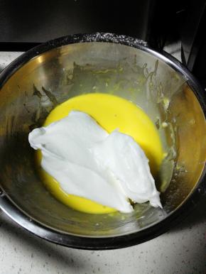 此时烤箱190度，上下管，预热
取三分之一蛋白霜入蛋黄糊盆中，翻拌均匀