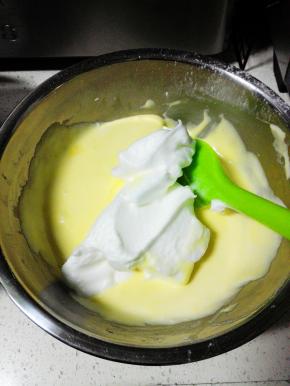 再取三分之一蛋白霜入蛋黄糊盆中，翻拌均匀,拌好的蛋黄糊全部倒入蛋白盆中，翻拌均匀