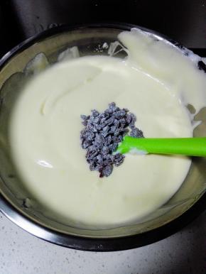 加入用低粉拌好的蔓越莓干，快速的翻拌均匀