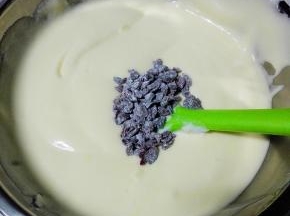 加入用低粉拌好的蔓越莓干，快速的翻拌均匀