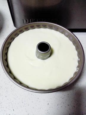 将蛋糕糊倒入学厨咕咕霍夫模具内，抹平后，提起模具，在桌面振三下，振出大气泡