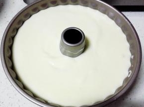 将蛋糕糊倒入学厨咕咕霍夫模具内，抹平后，提起模具，在桌面振三下，振出大气泡