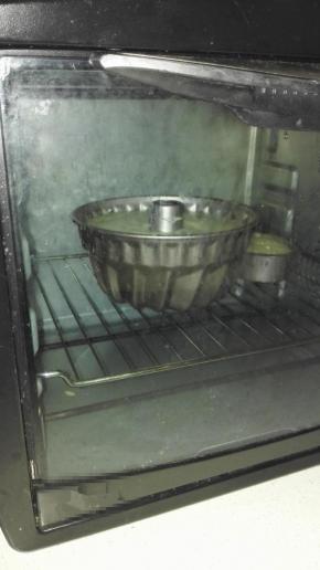 将模具放入预热好的烤箱内，中下层，180度，上下火，50分钟