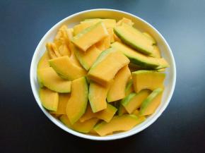 南瓜去皮切片（不要切太薄，不然炒熟后软了夹不起来）