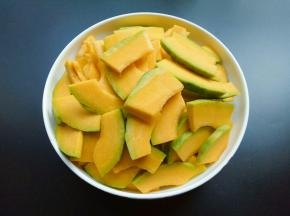 南瓜去皮切片（不要切太薄，不然炒熟后软了夹不起来）