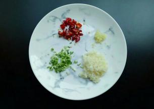 葱、姜、蒜分别切末，干辣椒切段