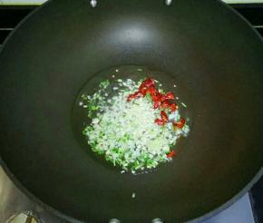 锅里倒适量油烧热，下入葱、姜、蒜、干辣椒炒香