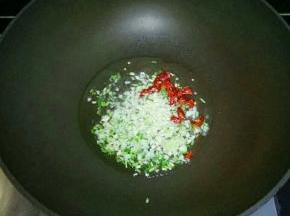 锅里倒适量油烧热，下入葱、姜、蒜、干辣椒炒香