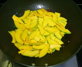 放入南瓜片翻炒片刻