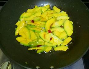 加入生抽，盐翻炒