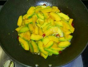 加入少许清水焖一会，加入鸡精翻炒均匀