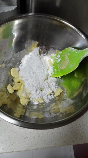 黄油提前取出切小块放入盆中软化，加入糖粉，用电动打蛋器先低速再中速打匀