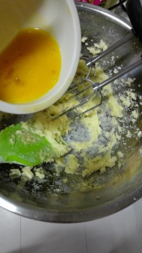 分3次加入全蛋液，每次都要搅打均匀后再加下一次