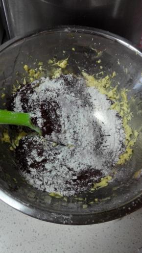 搅打至黄油蓬松，色泽变浅时，加入过筛的曲奇粉，可可粉，泡打粉，苏打粉