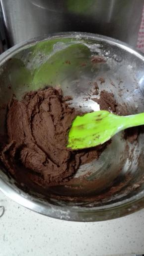 用刮刀将粉类和黄油切拌成均匀的面团，看不到干粉