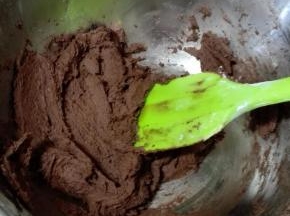 用刮刀将粉类和黄油切拌成均匀的面团，看不到干粉